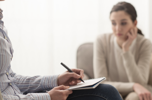 Murega naine nõustamisel